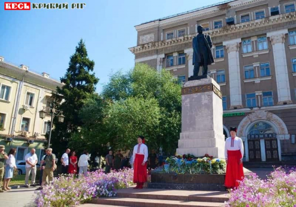 Покладання квітів у День Незалежності до пам’ятника Кобзарю в Кривому Розі