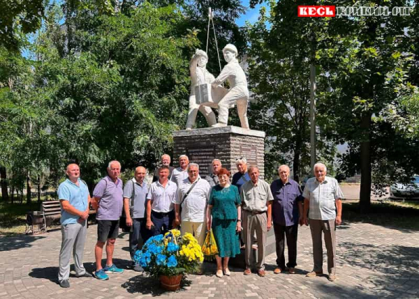 Ветерани-будівельники перед пам’ятником на вул. Криворіжсталі в Кривому Розі