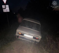 У Кривому Розі водій ВАЗ врізався в насип: від перевірки на алкоголь відмовився, посвідчення не мав