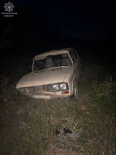 У Кривому Розі водій ВАЗ врізався в насип: від перевірки на алкоголь відмовився, посвідчення не мав