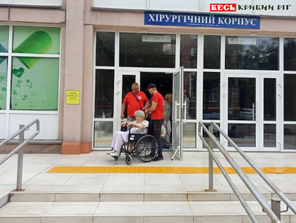 Волонтери Червоного Хреста допомагають пацієнту дістатись додому в Кривому Розі