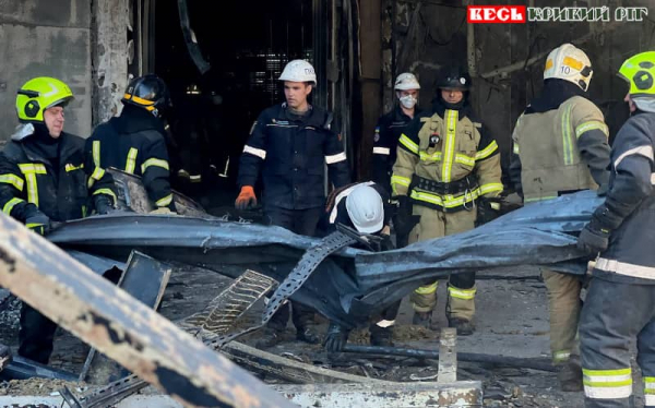 Рятувальники на місці удару по Сонячній Галереї в Кривому Розі