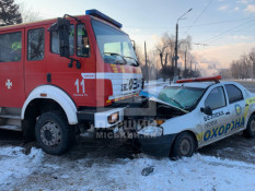 У Кривому Розі зіштовхнулися автомобілі двох служб: рятувальної і охоронної