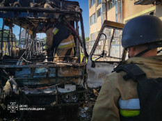 У Миколаєві через російську атаку загорівся навчальний заклад, знищено шкільний автобус