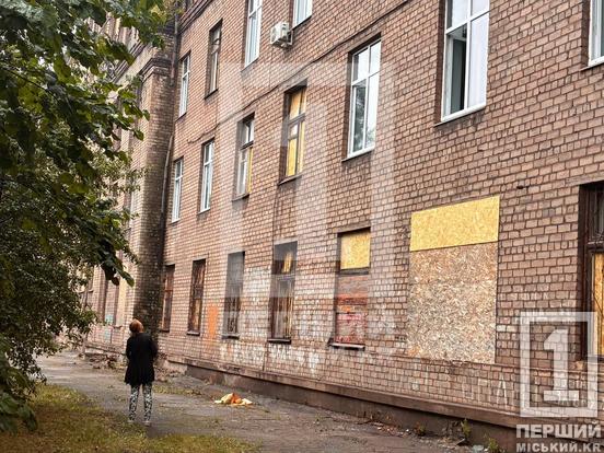 Удар балістикою по Кривому Рогу: троє постраждалих, пошкоджений підприємство та медзаклад