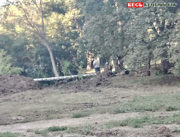 Робітники Кривбасвобоканалу ліквідують аварію на мкрн. Сонячний в Кривому Розі