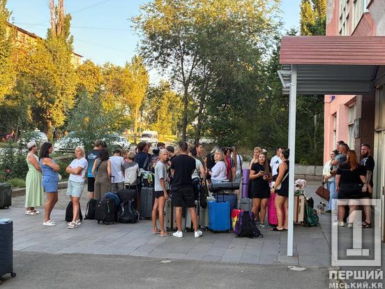 Від криворізького басейну до Венеції: 40 юних плавців із ДЮСШ №10 вирушили на оздоровлення до Італії