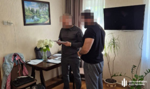 Вимагав гроші з підлеглих і намагався втекти з України: правоохоронці затримали начальника підрозділу поліції охорони на Дніпропетровщині