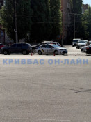 Зіткнення автомобілів на перехресті в місті: постраждалі госпіталізовані