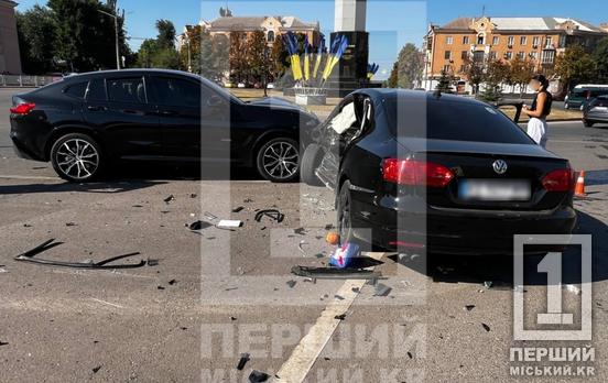Зіткнення на кільці та «паровоз» біля переходу: у Кривому Розі сталися дві автопригоди