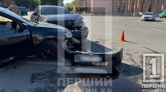 Зіткнення на кільці та «паровоз» біля переходу: у Кривому Розі сталися дві автопригоди