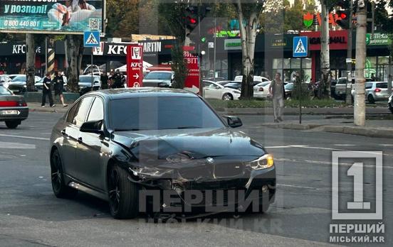 Зіткнення ВАЗ та BMW біля «Гагарін Молу»: у Кривому Розі автівку відкинуло на тротуар
