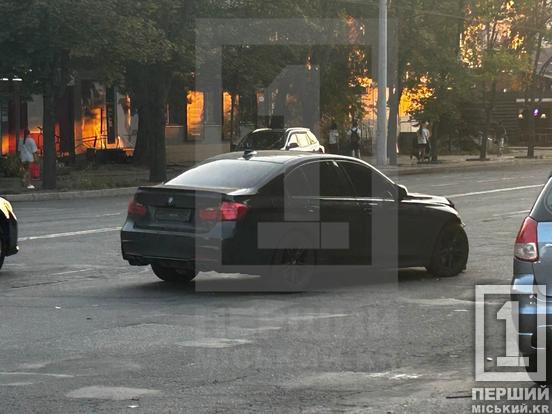 Зіткнення ВАЗ та BMW біля «Гагарін Молу»: у Кривому Розі автівку відкинуло на тротуар