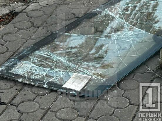 Зіткнення ВАЗ та BMW біля «Гагарін Молу»: у Кривому Розі автівку відкинуло на тротуар