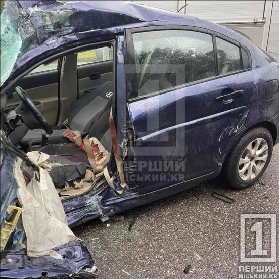Зіткнення з фурою на Нікопольському шосе: рятувальники деблокували двох людей із понівеченого Hyundai