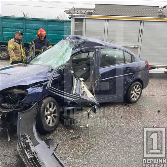 Зіткнення з фурою на Нікопольському шосе: рятувальники деблокували двох людей із понівеченого Hyundai