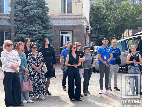 «Гуманітарна система під ударом»: у центрі Кривого Рогу відкрили виставку розстріляної евакуаційної техніки місії «Проліска»
