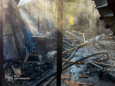 Харківщина: удар російського дрона по Катеринівці забрав життя жінки, її син із опіками у лікарні