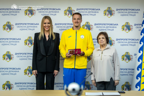 На Дніпропетровщині нагородили видатних спортсменів і тренерів: хто з криворіжців отримав відзнаку