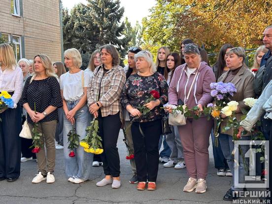 На фасаді ліцею №81 у Кривому Розі відкрили меморіальну дошку на честь полеглого захисника Віталія Рогаля