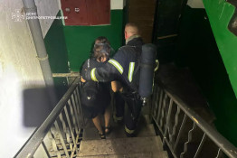 На Нікопольщині надзвичайники врятували двох підлітків під час гасіння пожежі у багатоповерхівці