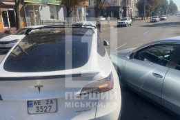 На проспекті Університетському сталася ДТП: зіткнулися Volkswagen і Tesla