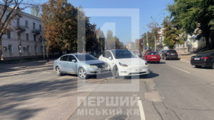 На проспекті Університетському сталася ДТП: зіткнулися Volkswagen і Tesla