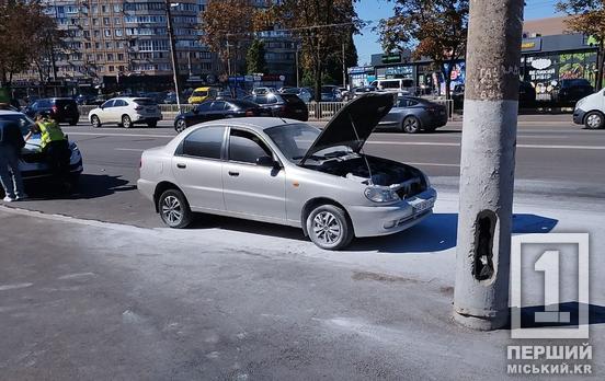 Неприємність для водія: у Кривому Розі на Дзержинці загорівся Lanos