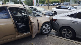 Перекинута Kia та пошкоджена Honda: аварія за участю трьох авто на проспекті Миру
