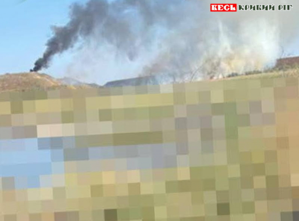Суха рослинність зайнялась від уламків шахеда у Кривому Розі