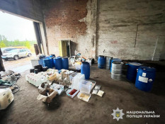 Подружжя з Кривого Рогу влаштувало підпільне виробництво наркотиків на Житомирщині