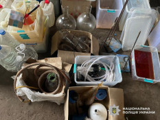 Подружжя з Кривого Рогу влаштувало підпільне виробництво наркотиків на Житомирщині