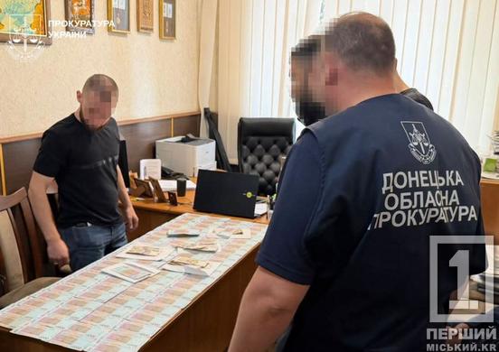 Права тракториста за 40 тисяч гривень: посадовця держустанови та двох посередників спіймали на хабарі