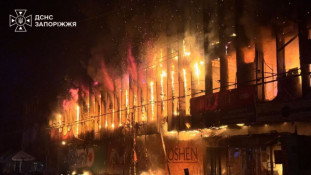 Росіяни вночі масовано атакували Запоріжжя: пошкоджено багатоповерхівки, ТЦ та навчальний заклад, є постраждалі