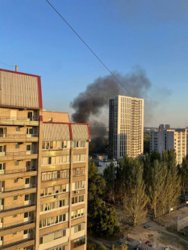 Росіяни знову атакували Дніпро: після влучання горить торговельний центр Росіяни знову атакували Дніпро: після влучання горить торговельний центр