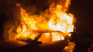 У Дніпрі двоє підлітків підпалили автомобіль: правоохоронці повідомили їм про підозру