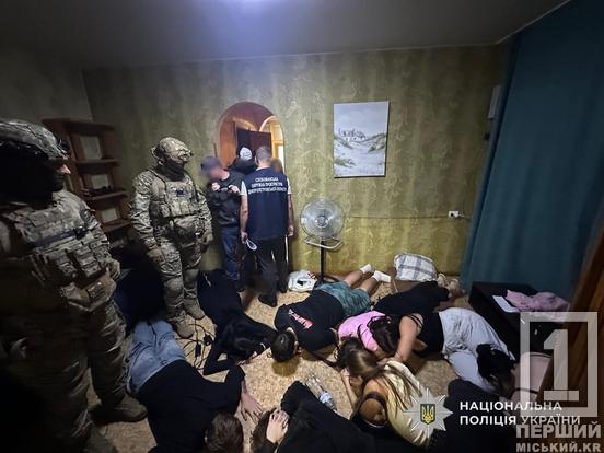 У Дніпрі ліквідували шахрайський call-центр: поліція вилучила майже 180 одиниць комп’ютерної техніки