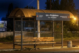 У Довгинцівському районі Кривого Рогу невідомі розбили скло на зупинці