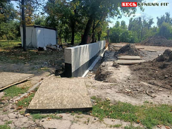 Танцмайданчик Кристал демонтували в парку Мершавцева в Кривому Розі