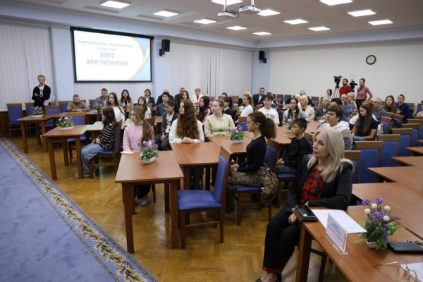 У Кривому Розі діти-сироти отримали обласні стипендії за відмінне навчання