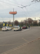 У Кривому Розі на майдані 30-річчя сталася аварія за участю навчального автомобіля