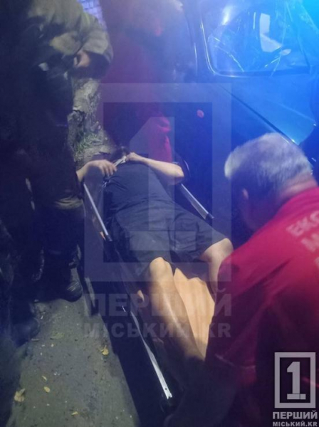 У Кривому Розі на МОДРі легковик врізався у стовп: водія деблокували рятувальники