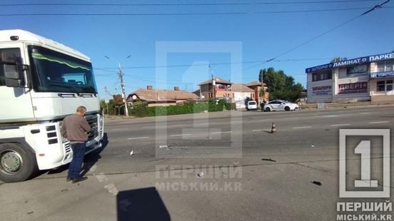 У Кривому Розі на Володимира Великого фура врізалася в Kia: у бік площі утворився затор