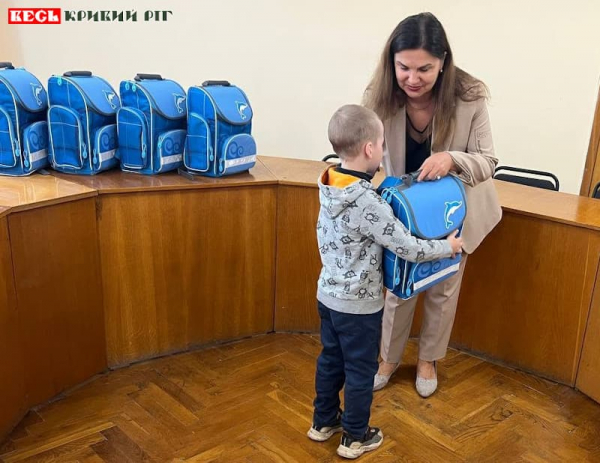 Першачки отримали рюкзаки в Покровській райраді від Кривого Рогу