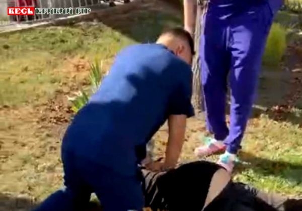 Медики ЕМД амагаються реанімувати ветерана війни на вулиці в Кривому Розі