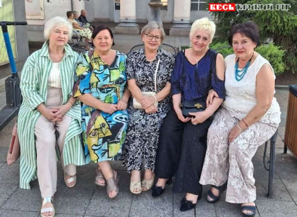 Учасниці Клубу активного довголіття відвідали виставу в театрі у Кривому Розі
