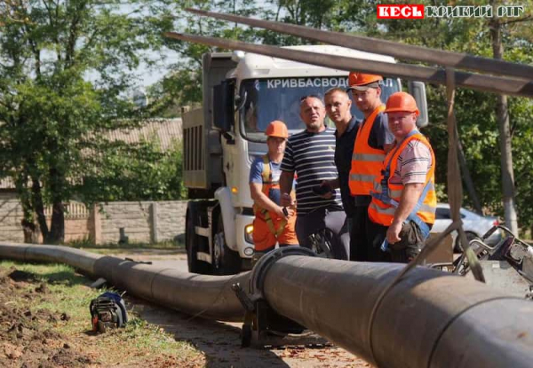 Труби водогону міняють працівники Кривбасводоканалу в Кривому Розі