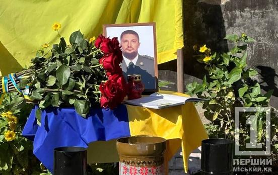 У пам'ять про капітана Олега Темченка: на фасаді гімназії №38 відкрили меморіальну дошку