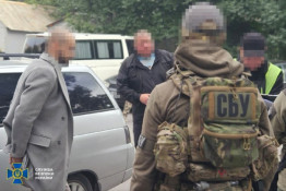 У Вінниці викрили посадовців, які наживалися на легалізації іноземців — СБУ і Нацполіція затримали шістьох