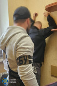 У Вінниці викрили посадовців, які наживалися на легалізації іноземців — СБУ і Нацполіція затримали шістьох